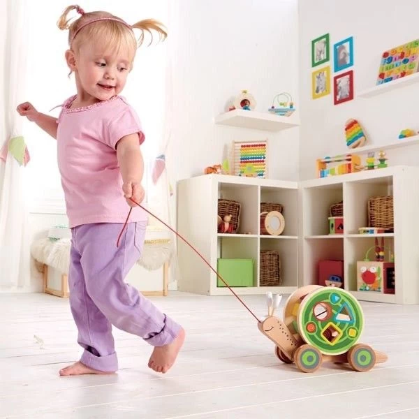 Jouet à Tirer Escargot Roulant Avec Jeu De Formes Hape®- Jouets Bois – Image 4