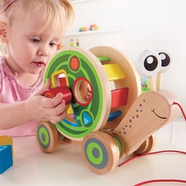 Jouet à Tirer Escargot Roulant Avec Jeu De Formes Hape®- Jouets Bois – Image 6